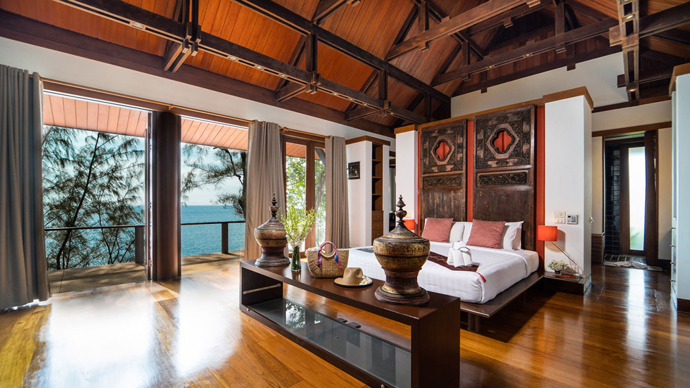 Villa Chada - Luxurious master bedroom with breathtaking ocean views